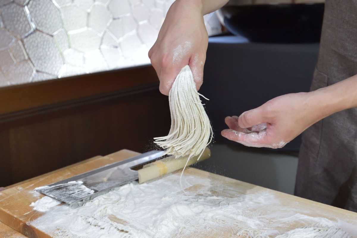 そば作り 十割そばができるまで - How to make soba - 【伝統工芸】 - YouTube